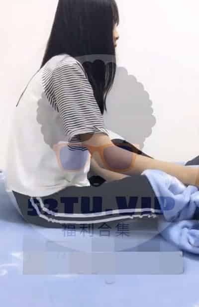 学生妹女主播哈尼MM多体位3P大秀直播视频插图