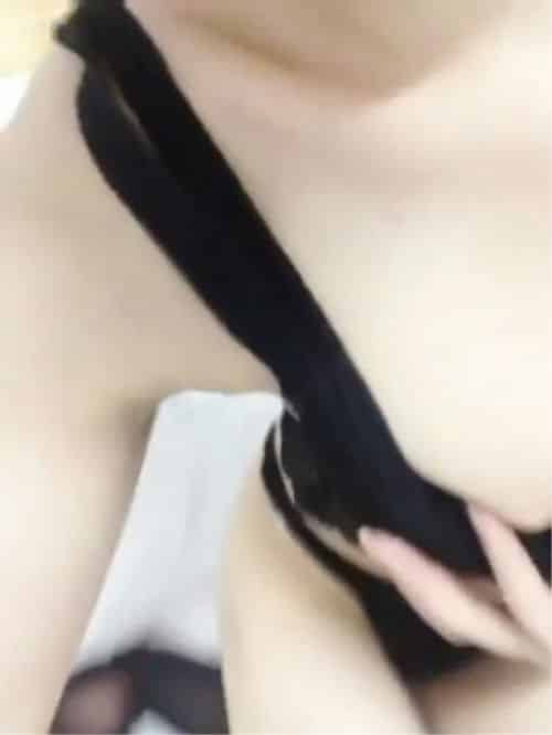 极品巨乳萌妹子性感黑丝蝴蝶美穴自慰呻吟销魂原版高清2V[235.35M]插图2