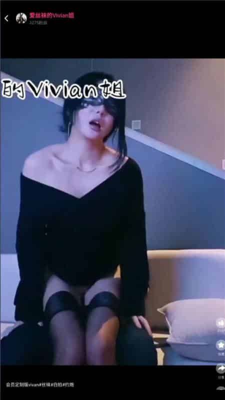 [极品反差婊]长腿女神爱丝袜的Vivian姐永久会员定制版流出–爆裂黑丝长腿高跟女神沙发震[1V/553MB]插图